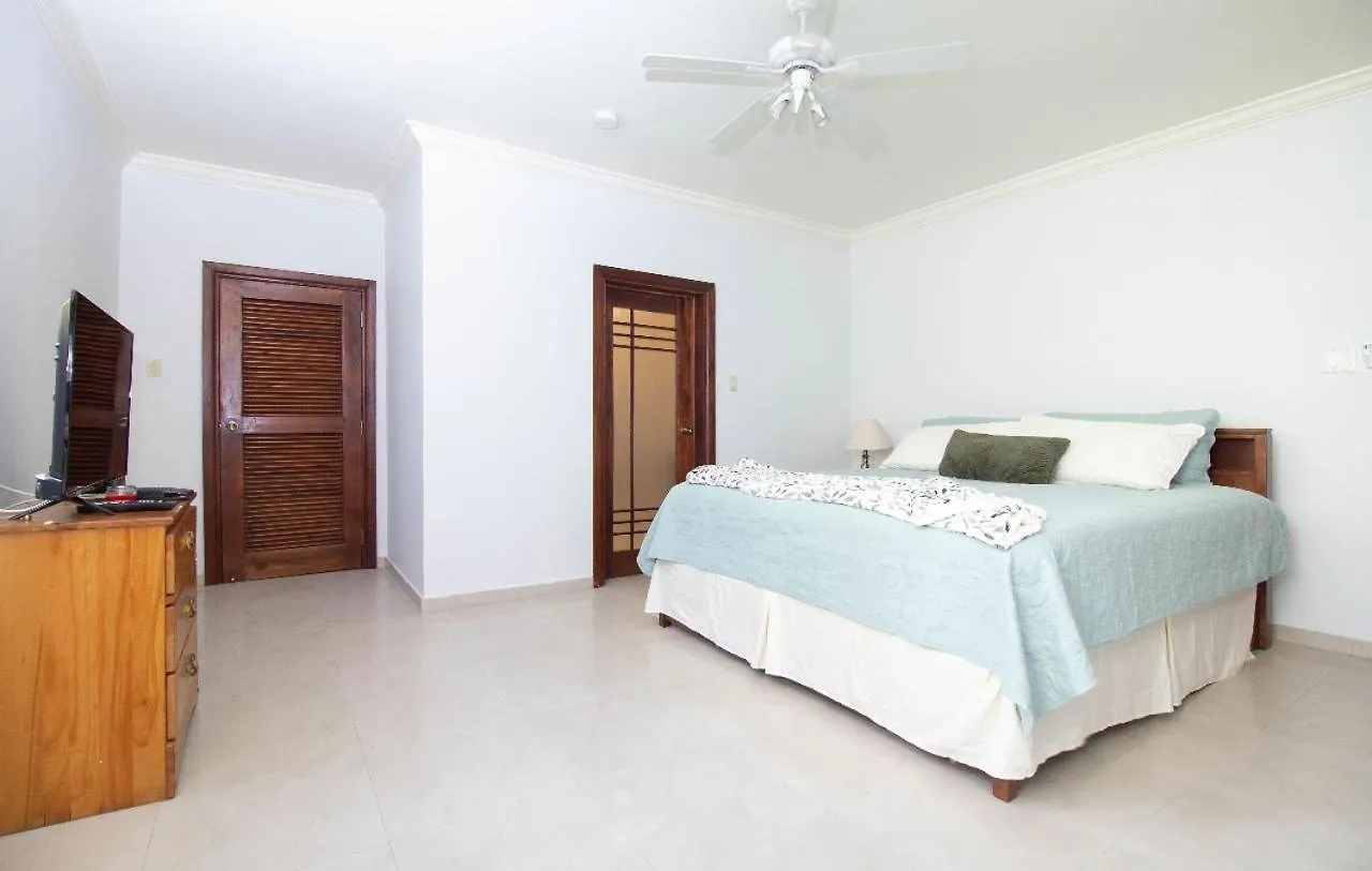 Crystal Cove Oceanfront/ 2 Bedroom Condo Ocho Rios Lägenhetshotell